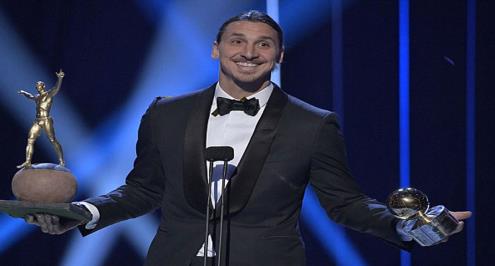 السويد تكرم إبرموفيتش بالكرة الذهبية للمرة 11 وتهديه تمثالا